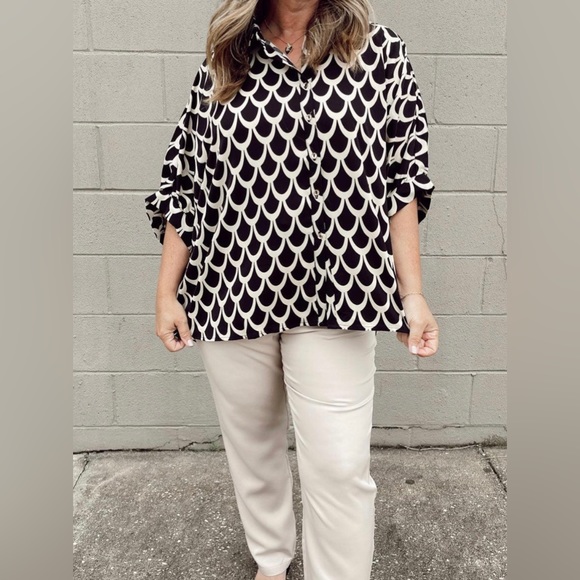 NWOT EE Some Black and Cream Patterened Oversized Button Down Blouse Sz L - Picture 3 of 9